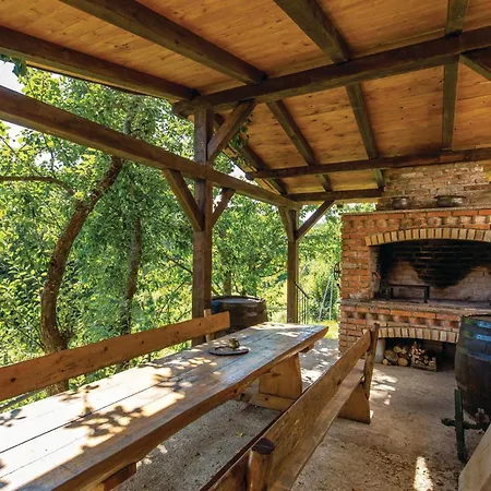 Vakantiehuis Three-bedroom In Fužine